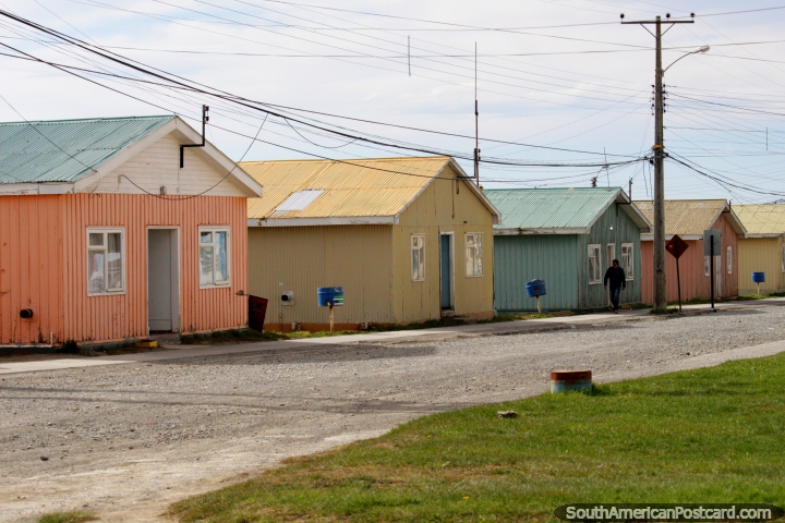 Casas de colores pastel de madera en el pueblo fantasma de Cerro Sombrero, un antiguo pueblo petrolero en la Tierra del Fuego. (720x480px). Chile, Sudamerica.