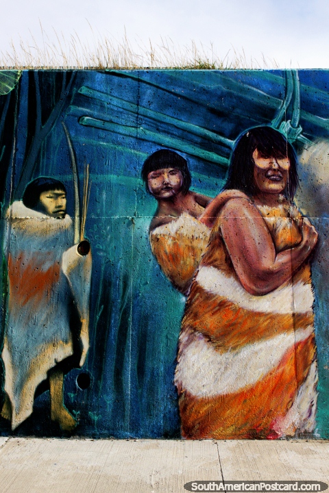 Mujer Selknam y sus hijos, mural en Bahía Azul, donde el ferry cruza a Punta Delgada. (480x720px). Chile, Sudamerica.