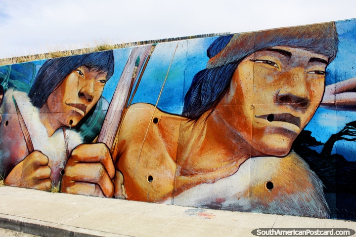 Cazadores Selknam, los habitantes originales de la Tierra del Fuego, mural en Baha Azul. (720x480px). Chile, Sudamerica.