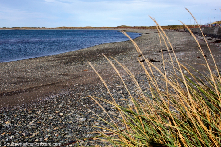 A praia cheia de pedras longa curva-se em volta da baïa de Bahia Azul na Terra do Fogo. (720x480px). Chile, América do Sul.