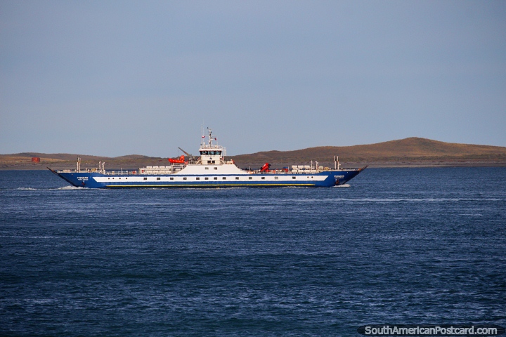 Pionero Punta Arenas, el barco cruza las aguas entre Punta Delgada y Bahía Azul. (720x480px). Chile, Sudamerica.