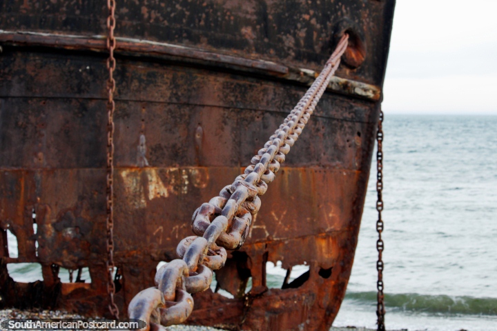 Chain of an old rusty shipwreck in the Tierra del Fuego, the land of fire and shipwrecks! (720x480px). Chile, South America.