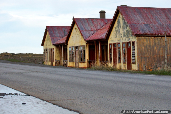 Edificios no utilizados en San Gregorio, un pueblo fantasma con restos de lo que fue en la Tierra del Fuego. (720x480px). Chile, Sudamerica.