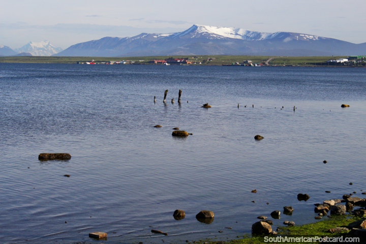 Aguas tranquilas en la baha de Puerto Natales temprano en la maana. (720x480px). Chile, Sudamerica.