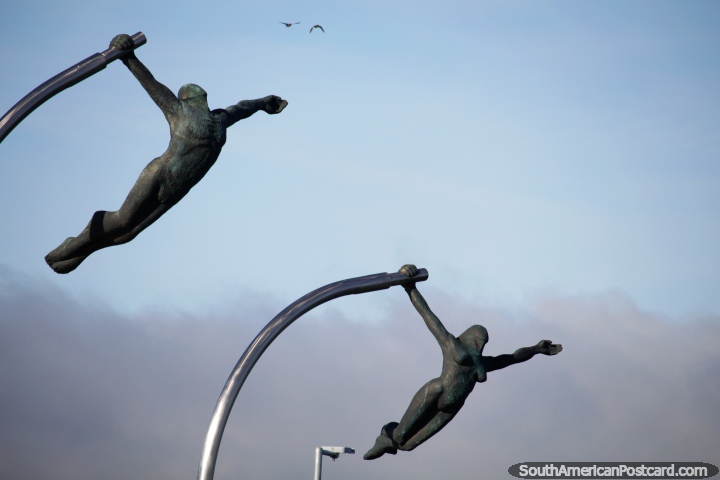 El hombre y la mujer de bronce quieren volar con los pjaros, monumento en Puerto Natales. (720x480px). Chile, Sudamerica.
