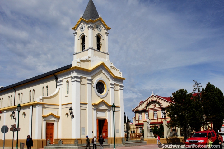 Iglesia - Parroquia Mara Auxiliadora en Puerto Natales. (720x480px). Chile, Sudamerica.