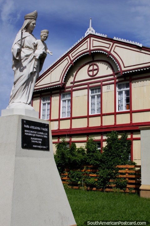 Mara Auxiliadora y madre, estatua frente al edificio de municipalidad en Puerto Natales. (480x720px). Chile, Sudamerica.