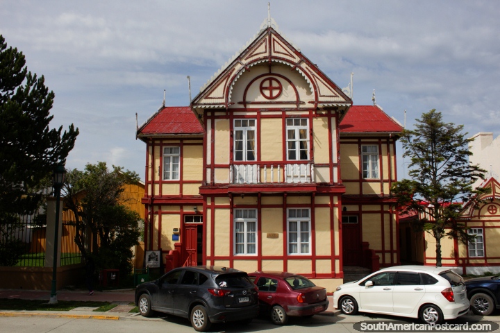 Municipalidad construida en 1929, inaugurada en 1933 en Puerto Natales. (720x480px). Chile, Sudamerica.