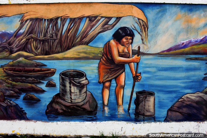 Reunindo frutos do mar na gua, uma canoa prxima, mural por Eladio Godoy Vera em Porto Natales. (720x480px). Chile, Amrica do Sul.