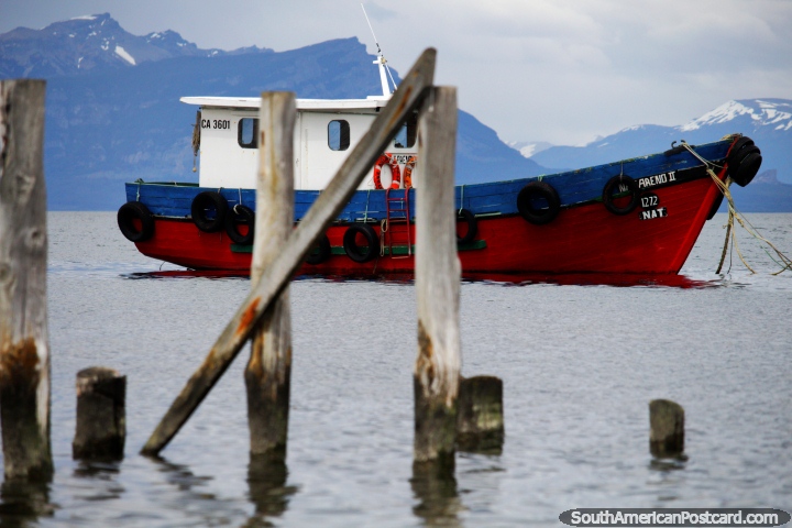 Nat Areno II, barco rojo, azul y blanco amarrado en la baha de Puerto Natales. (720x480px). Chile, Sudamerica.