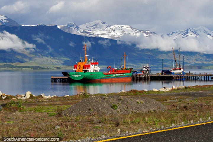 Vista de las aguas del Canal Senoret alrededor de Puerto Bories cerca de Puerto Natales. (720x480px). Chile, Sudamerica.