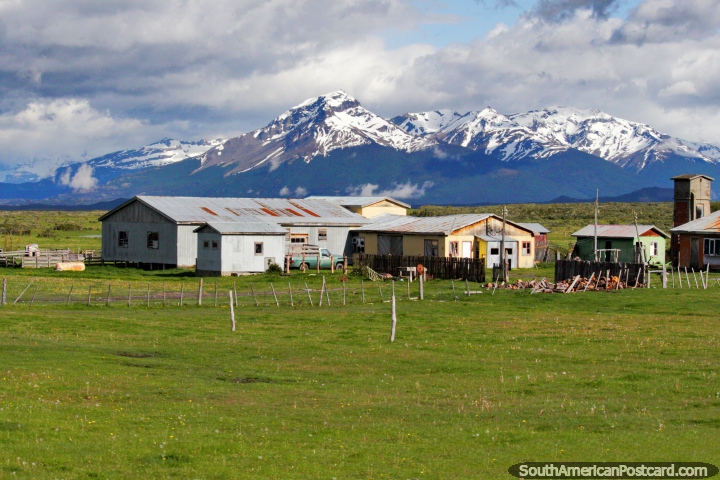 Tierras de labranza, edificios y montaas en el campo entre Puerto Natales y Cerro Castillo. (720x480px). Chile, Sudamerica.