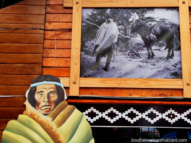 Velha foto de um homem com um cavalo, artes indgenas no centro de arte em Porto Natales. (640x480px). Chile, Amrica do Sul.