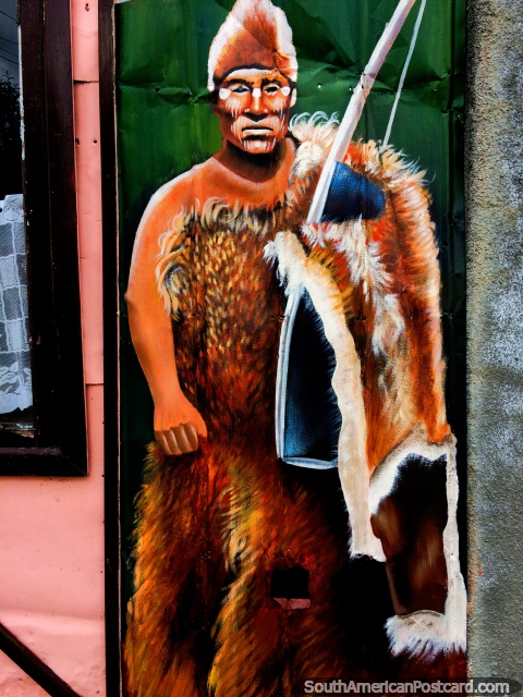 Homem tnico em um casaco de peles que mantm um arco, arte de rua em Porto Natales. (480x640px). Chile, Amrica do Sul.