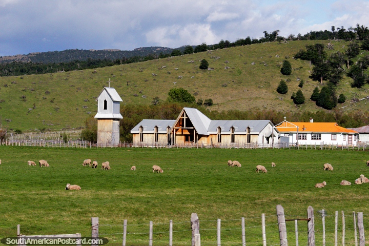 Iglesia en el campo en una granja entre Puerto Natales y Villa Cerro Castillo. (720x480px). Chile, Sudamerica.