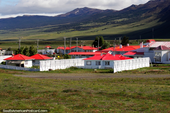 Casa de campo Colina Castillo caracterizada pelas casas com telhados vermelhos e o belo terreno verde em volta. (720x480px). Chile, América do Sul.