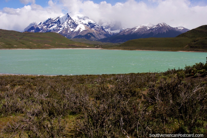 A Lagoa de Amarga rodeia-se da selva do parque nacional Torres do Paine. (720x480px). Chile, Amrica do Sul.