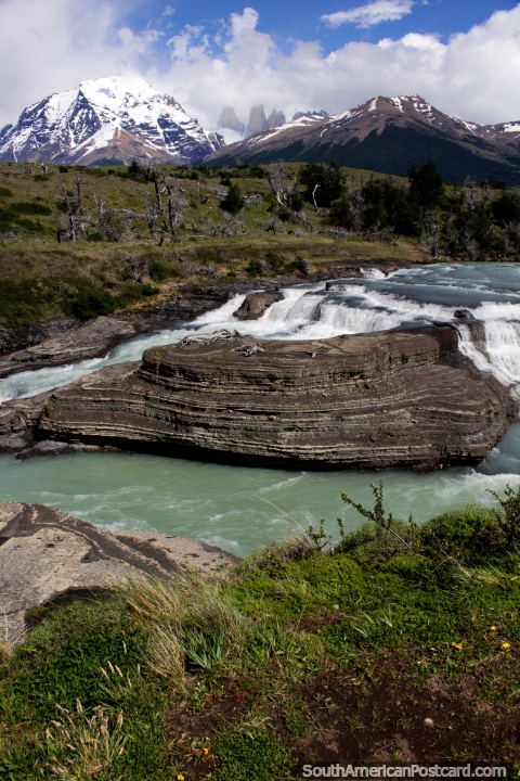 Hermosa seccin transversal desde las orillas del ro a travs de la cascada hasta las torres en Torres del Paine. (480x720px). Chile, Sudamerica.