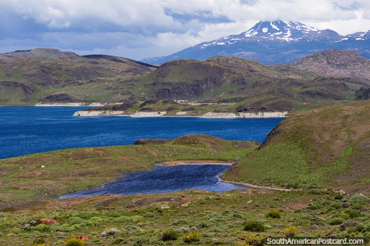 Lago, colinas y montaas, viajando por el camino de grava en Torres del Paine. (720x480px). Chile, Sudamerica.