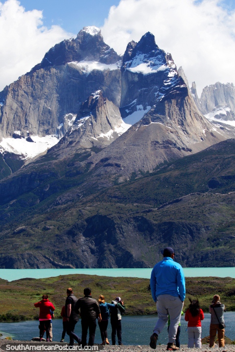 Personas disfrutando de las fabulosas vistas de los lagos y montaas en Torres del Paine. (480x720px). Chile, Sudamerica.