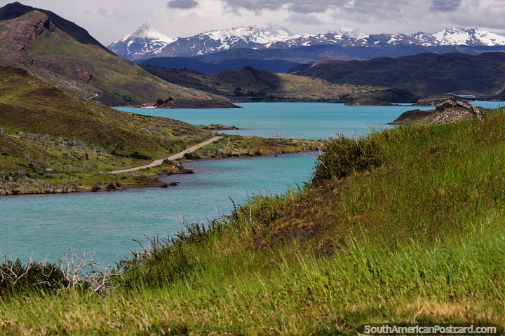 Viajando alrededor del Parque Nacional Torres del Paine, este es el Lago Pehoe. (720x480px). Chile, Sudamerica.