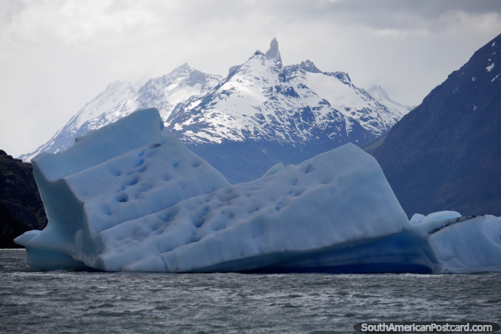 Em novembro de 2017 um enorme iceberg interrompeu a Geleira Cinza e feita flutuar em direo a praia, Torres do Paine. (720x480px). Chile, Amrica do Sul.