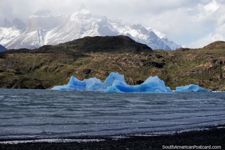 Puedes caminar por el borde del Glacier Grey, verlo desde la playa o hacer un recorrido en barco por Torres del Paine. (720x480px). Chile, Sudamerica.