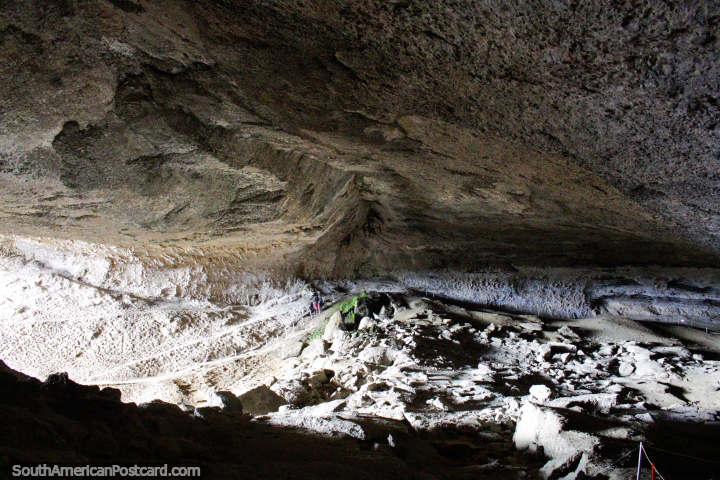 Cavernas de Milodon (Cueva do Milodon), olhe estreitamente para as pessoas muito pequenas, Torres do Paine. (720x480px). Chile, América do Sul.