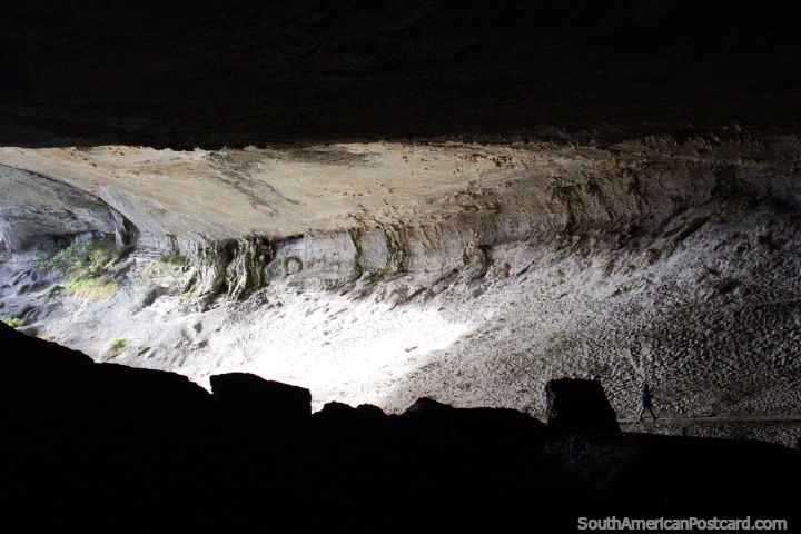 Cavernas de Milodon formadas por uma geleira que empurra em uma colina, Torres do Paine. (720x480px). Chile, Amrica do Sul.