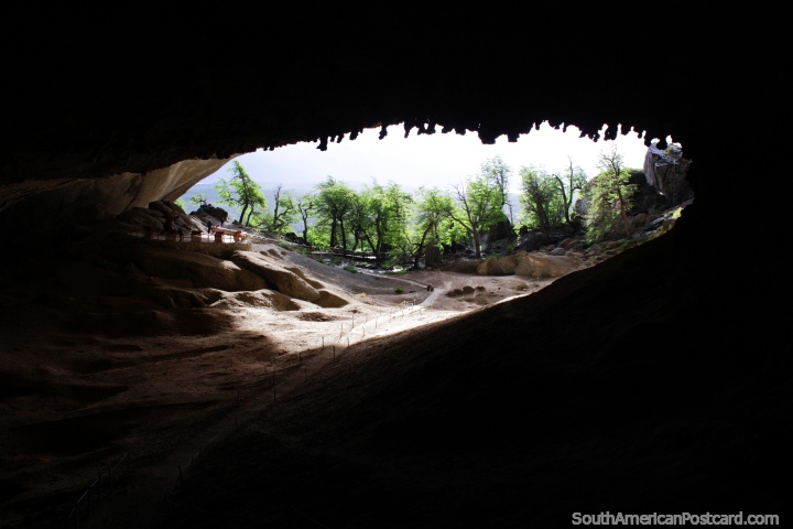 Boca de la cueva ms grande de Milodon donde vivieron animales extintos, Torres del Paine. (720x480px). Chile, Sudamerica.