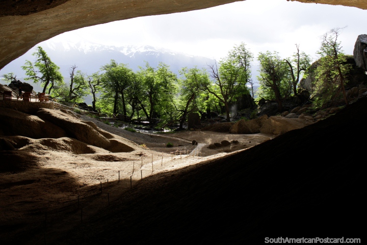 Si fuera un perezoso gigante, tambin me gustara que esta cueva sea mi hogar! Las cuevas de Milodon en Torres del Paine. (720x480px). Chile, Sudamerica.