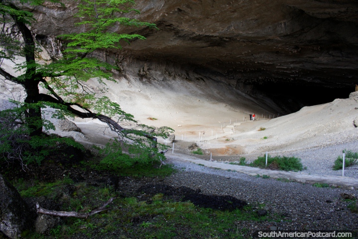 Descoberto pelo colonizador alemo Hermann Eberhard em 1895, as Cavernas de Milodon em Torres do Paine. (720x480px). Chile, Amrica do Sul.
