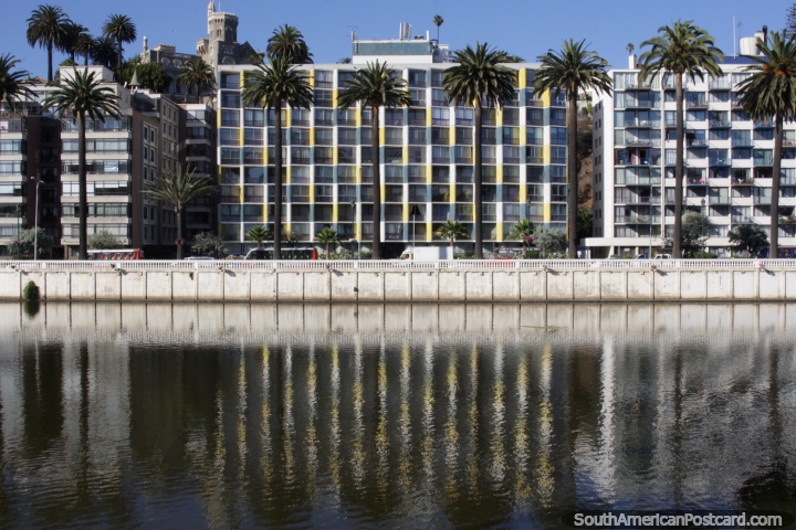 Los nuevos edificios de apartamentos se reflejan en las aguas del estuario en Via del Mar con el Castillo Brunet arriba. (720x480px). Chile, Sudamerica.