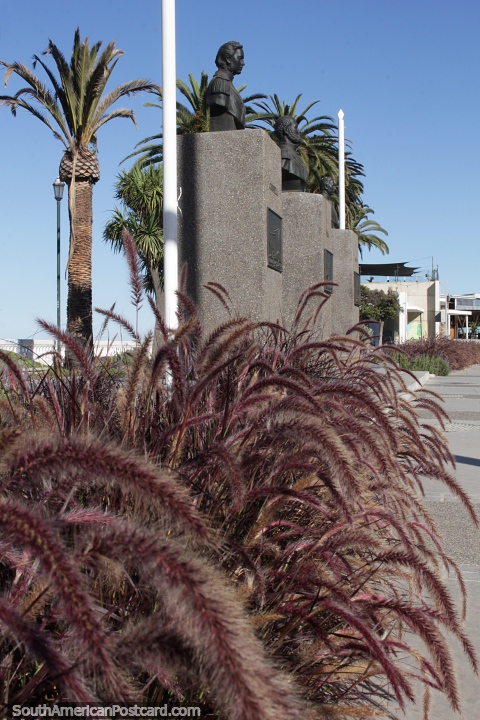 Monumentos, jardim de flores purpreo e palmeiras perto da praia em Via del Mar. (480x720px). Chile, Amrica do Sul.
