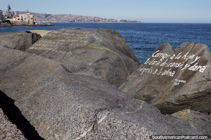 Mensagens de alegria e amor escrito nas rochas na baa de Via del Mar com Valparaso na distncia. (720x480px). Chile, Amrica do Sul.