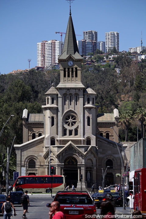Parroquia Nuestra Senora de Dolores, a igreja em Viña del Mar construiu em 1912 no estilo neo românico. (480x720px). Chile, América do Sul.