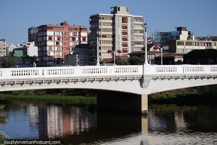 Los puentes sobre el estuario se mezclan muy bien dentro del paisaje de la ciudad en Via del Mar. (720x480px). Chile, Sudamerica.