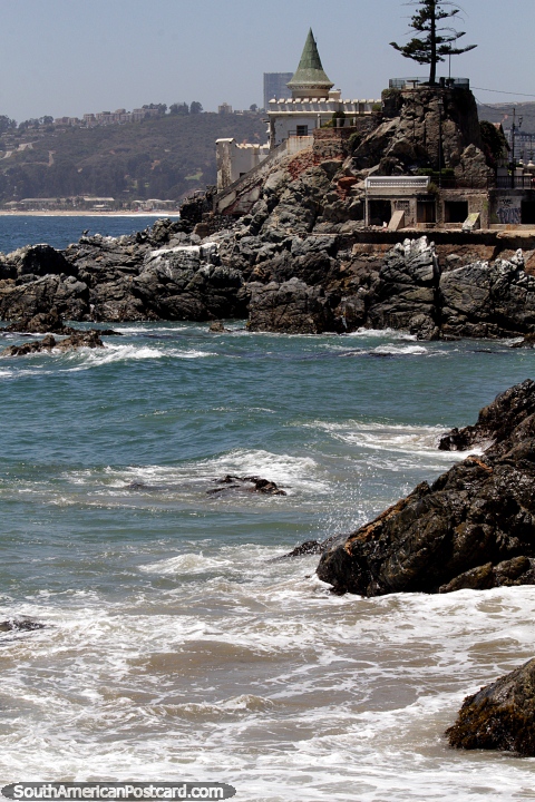Rocky e litoral denteado em Via del Mar com um castelo no ponto. (480x720px). Chile, Amrica do Sul.
