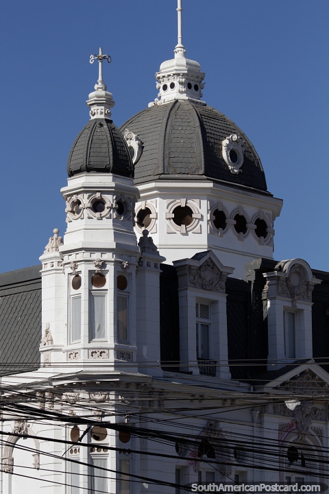 Edifïcio histórico com arquitetura bonita, branca com uma cúpula e torre, Valparaïso. (480x720px). Chile, América do Sul.