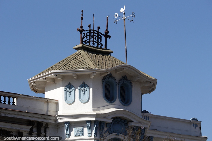 Lookout tower with 2 oval windows and a tiled roof at the top of a building in Valparaiso. (720x480px). Chile, South America.