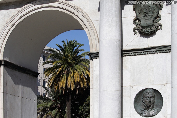 The great marble archway with plaques with a view of a palm tree in Valparaiso. (720x480px). Chile, South America.