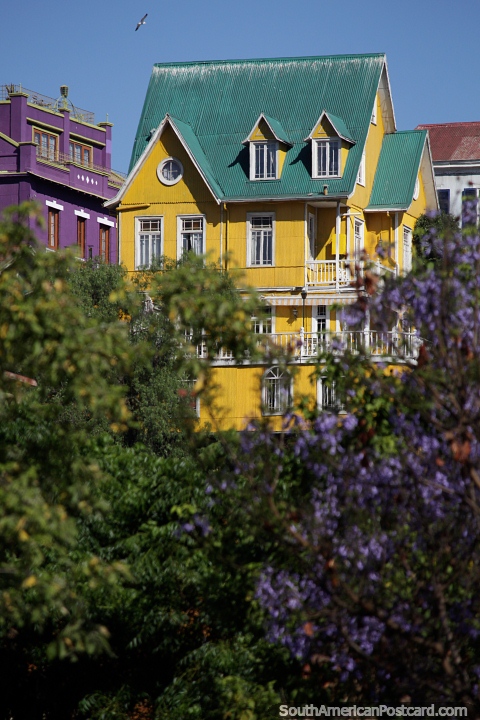 Casa amarela de vrias andares espetacular feita de madeira e ferro corrugado na colina em Valparaso. (480x720px). Chile, Amrica do Sul.