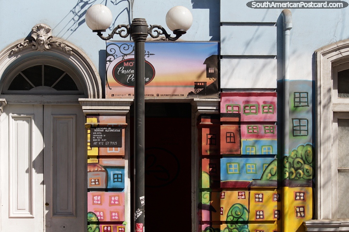 O motel e o albergue Pasion Portena tm uma bela fachada com porta a cores, arcada e iluminao de rua em Valparaso. (720x480px). Chile, Amrica do Sul.