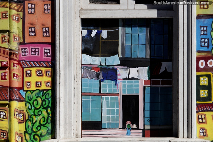 A menina e o gato olham para fora de uma janela, uma pintura em uma janela em Valparaso. (720x480px). Chile, Amrica do Sul.