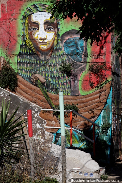 As caras com lenos enrolaram em volta, explorar Valparaso da grande arte de rua em cada recanto e fenda. (480x720px). Chile, Amrica do Sul.