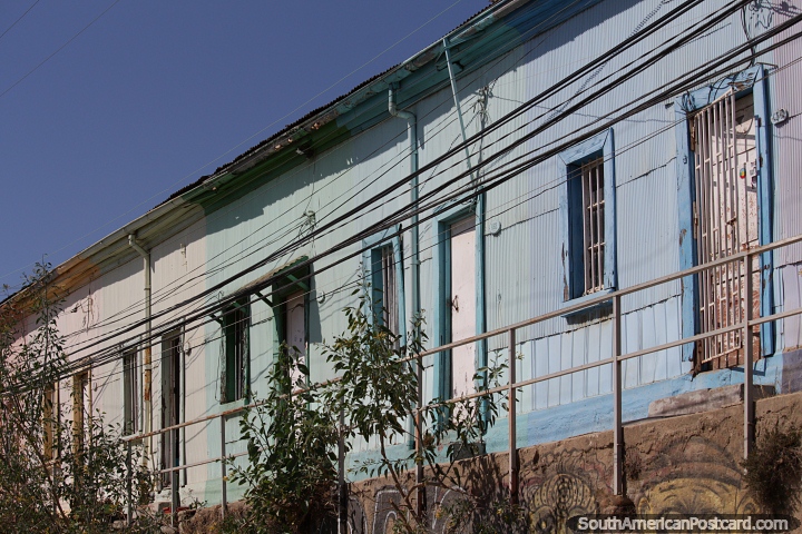 Velhas casas em sombras de pastel de azul, verde, amarelo e rosa, parte da histria de Valparaso. (720x480px). Chile, Amrica do Sul.