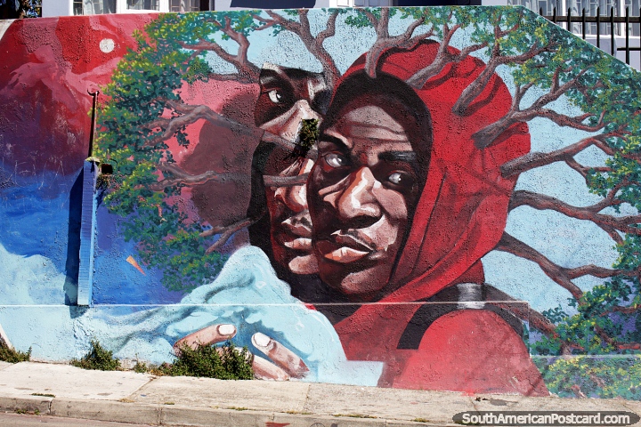 Hombre vestido con una sudadera con capucha roja con un bosque que crece fuera de su cabeza, calle mural en Valparaso. (720x480px). Chile, Sudamerica.