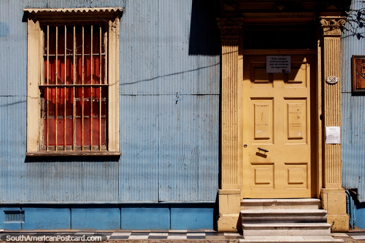 Un antiguo edificio con escaleras de mrmol y camino de cuadros afuera, rejas en la ventana, Valparaso. (720x480px). Chile, Sudamerica.