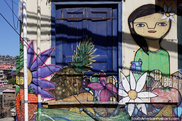 Tienda de frutas y verduras pintada con un bonito mural en el exterior que muestra sus productos en Valparaso. (720x480px). Chile, Sudamerica.
