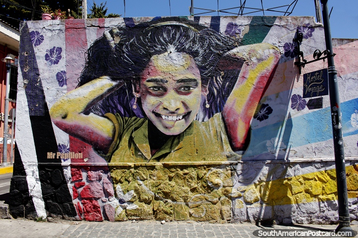 Gran mural de una joven con una gran sonrisa en su rostro en Valparaso. (720x480px). Chile, Sudamerica.